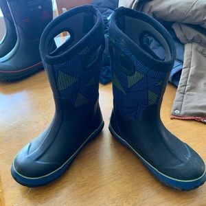 Boys sz 4 Bogs boots
